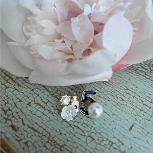 No5 Pearl & Perfume Stud  Earrings
